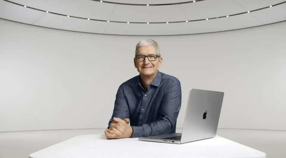 Tim Cook Apple CEO Görevini John Ternus'a Devrediyor