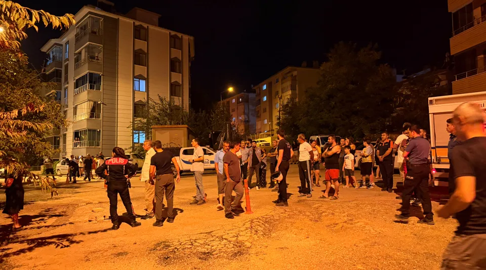 Toprak kayması nedeniyle 5 katlı bina tahliye edildi