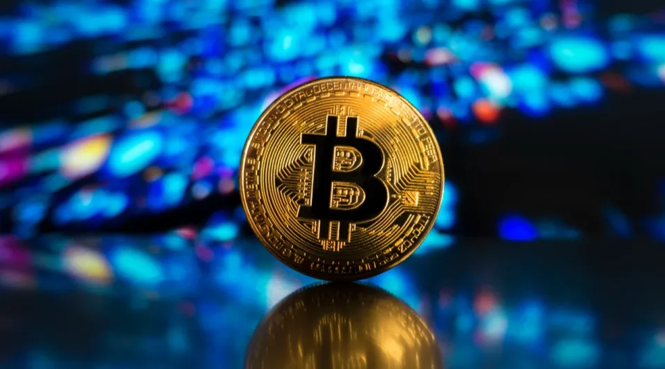 Dev şirketten çılgın Bitcoin tahmini! 300 bin dolar için tarih verdi