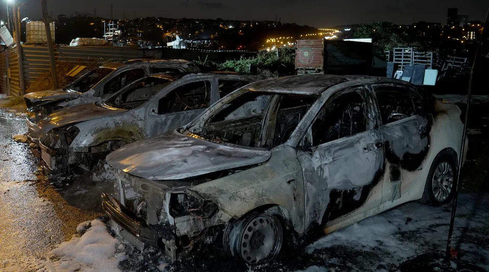 Avcılar'da galerideki araçlar alev aldı, kundaklama şüphesi