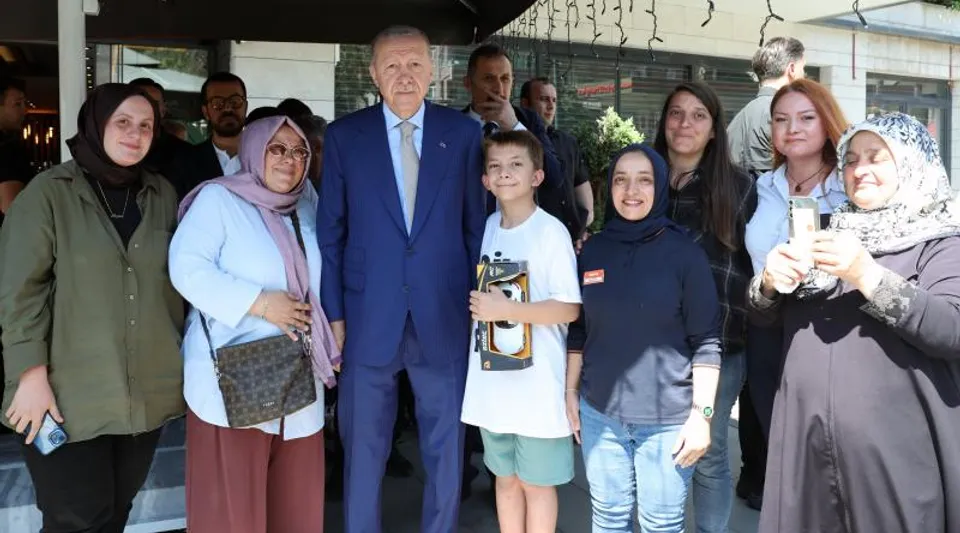 Cumhurbaşkanı Erdoğan'dan Çengelköy'de Esnaf ve Vatandaş Ziyareti