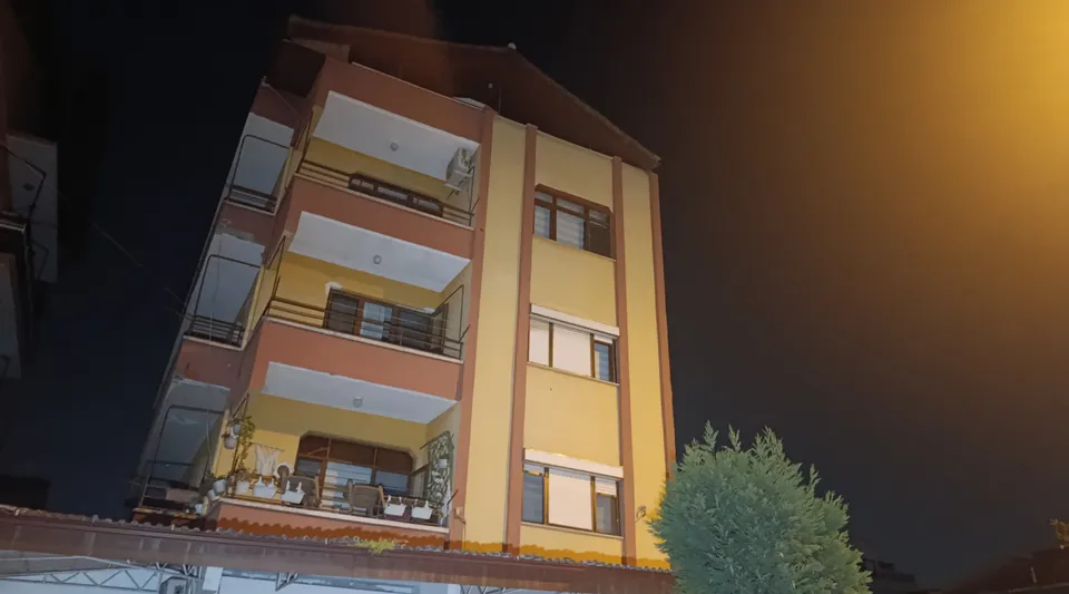Kocaeli'de 4 katlı bina boşaltıldı. Kolon ve kirişlerinden ses geldi