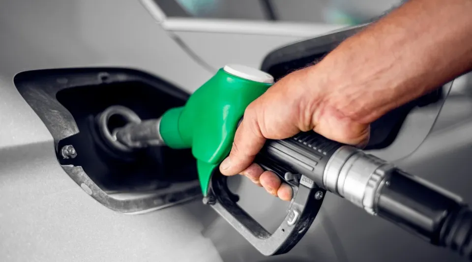 Benzin fiyatları 4 doları aştı: Trump petrol devleriyle masaya oturuyor