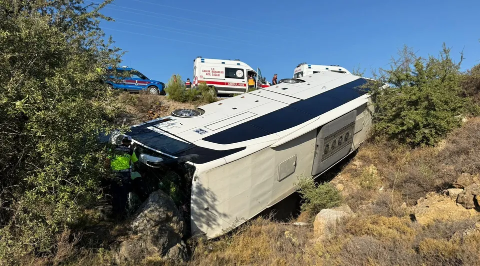 İzmir Menderes'te Otobüs ile Otomobil Çarpıştı: 2 Ölü