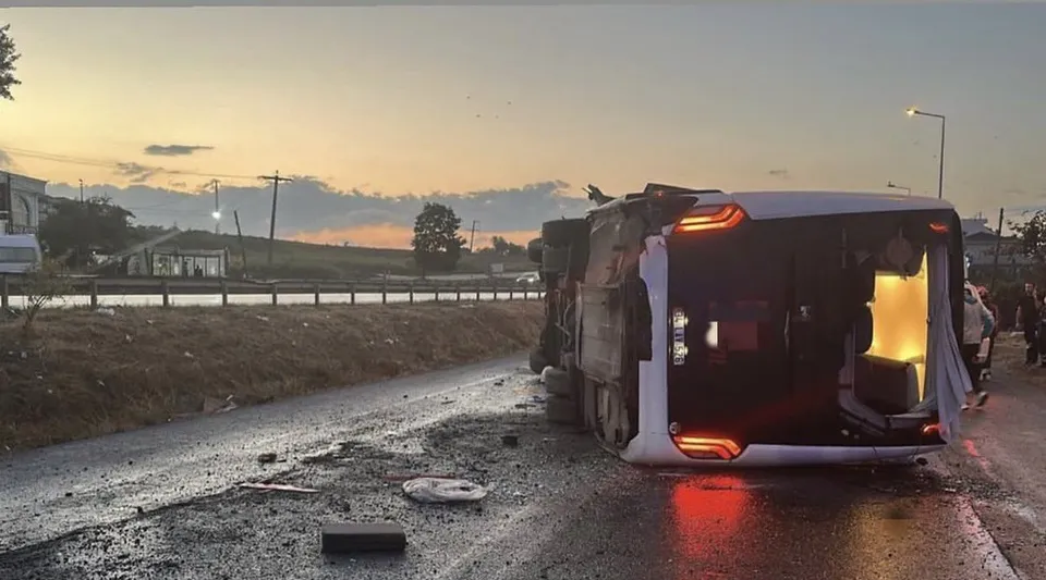 Büyükçekmece'de Havalimanı Servisi Devrildi: 18 Yaralı