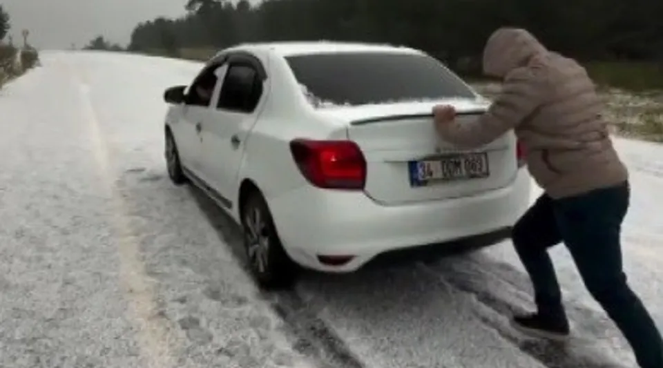 Sarıkamış’a yağan dolu yolları beyaza bürüdü