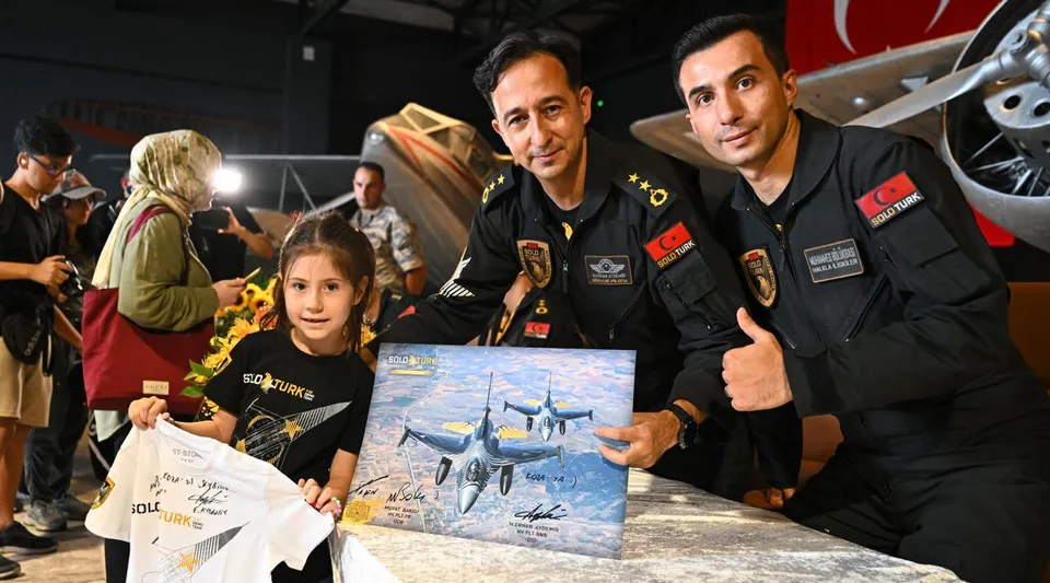 SOLOTÜRK Pilotları İstanbul Hava Müzesi'nde İmza Etkinliğinde