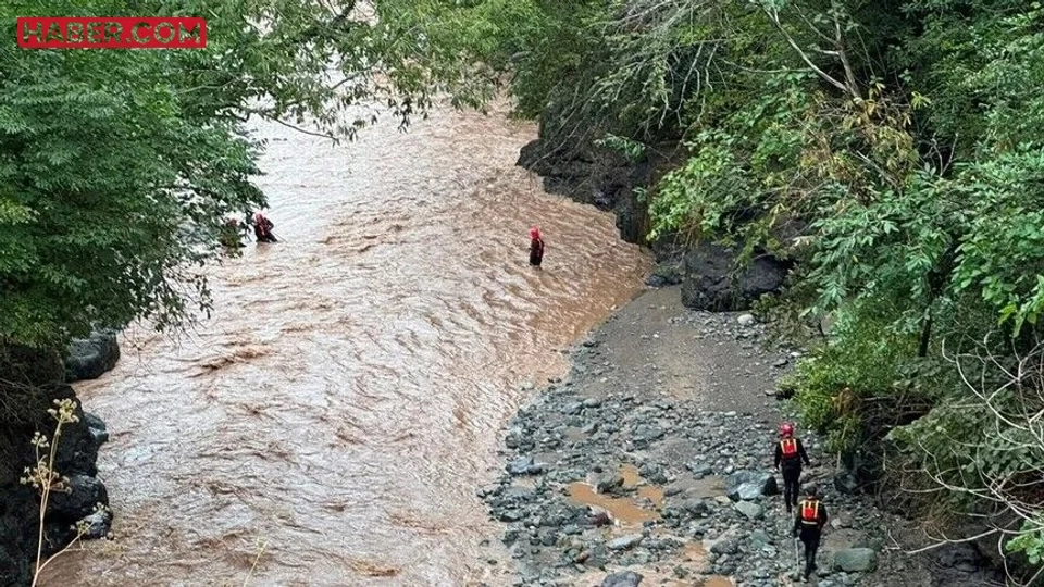 Giresun Keşap'ta Sel Sularına Kapılmışlardı: Öğretmen Mehmet Akkaya ile Yeğeni Her Yerde Aranıyor!