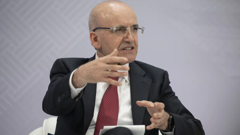 Bakan Şimşek, mali disiplini koruyor ve hedefleri doğrultusunda ilerletiyor