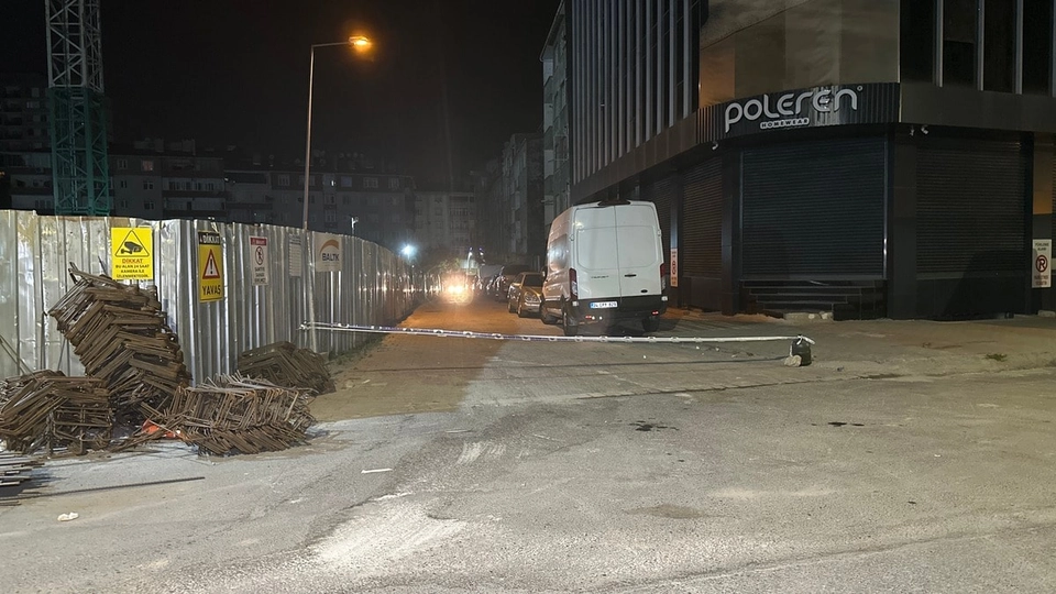 Sultangazi'de Toprak Kayması: Sokak Trafiğe Kapatıldı
