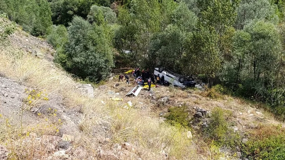 Sivas’ta yolcu minibüsü şarampole devrildi, 4 kişi hayatını kaybetti