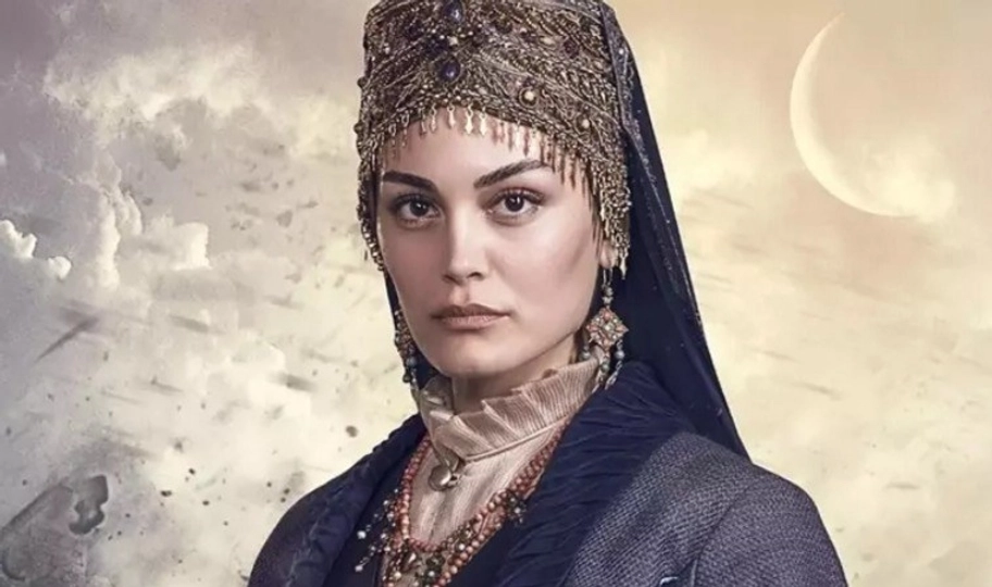 ATV'nin fenomen dizisi Kuruluş Osman'da yıllardır Gonca Hatun karakteriyle izleyici karşısına çıkan güzel oyuncu Belgin Şimşek, hayranları tarafından Türkan Şoray'a benzetiliyor. Geçtiğimiz gün City's AVM'de alışveriş yaparken objektiflere takılan Şimşek, bu konunun hatırlatılması üzerine şu yanıtı verdi...