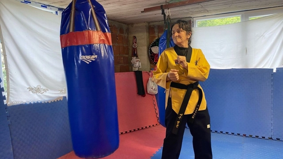 74 yaşındaki milli sporcu Sevgican Yalçın, Estonya'da düzenlenen Avrupa Tekvando Poomsae Şampiyonası'nda bronz madalya kazanarak hem Türkiye'yi gururlandırdı hem de yaşı ne olursa olsun sporun bir tutku olduğunu bir kez daha gösterdi. Spor kariyerinde 42 yılı geride bırakan Yalçın, şimdi gözünü 2026'da yapılacak Dünya Şampiyonası'na dikti.
