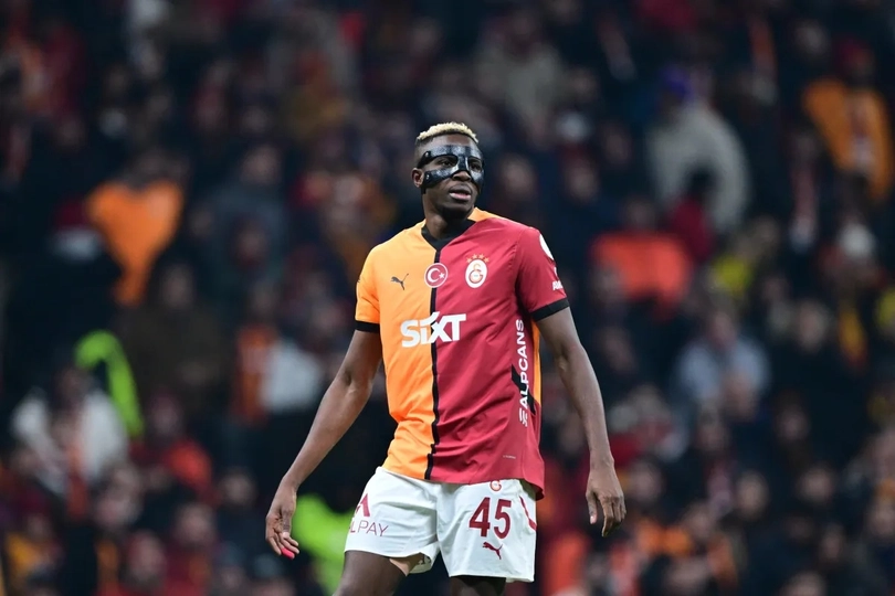 Galatasaray, forvet hattını güçlendirmek için uzun süredir gündeminde tuttuğu Victor Osimhen'den henüz olumlu bir dönüş alamadı. Napoli'nin golcüsüyle yapılan görüşmelerin belirsizlik taşıması, sarı-kırmızılı yönetimi alternatif planlara yöneltti. Teknik heyet ve transfer komitesi, Osimhen'in transferinin gerçekleşmemesi ihtimaline karşılık iki yeni ismi gündemine aldı.