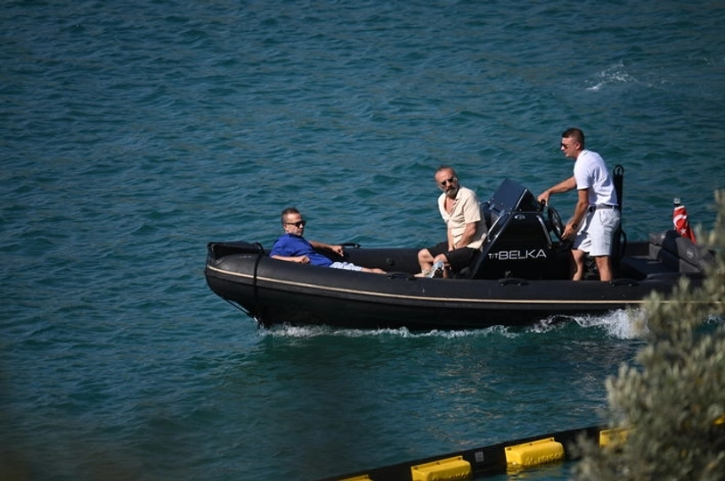 Bodrum, yaz aylarının vazgeçilmez adresi olmaya devam ederken, ünlü isimler de burada keyifli anlar geçiriyor. İnci Taneleri dizisinin yıldızları Yılmaz Erdoğan ve Rıza Kocaoğlu, yaz sezonunun başlangıcını Cennet Koyu'nda yaptı.