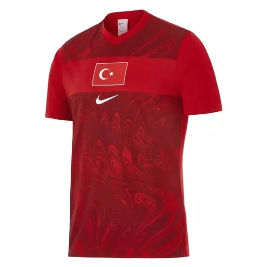 2026 FIFA Dünya Kupası yolunda kritik bir viraja giren A Milli Futbol Takımı, play-off mücadelelerinde terleteceği yeni formalarına kavuştu. Türkiye Futbol Federasyonu (TFF) tarafından "Yeni bir hikâye, yeni bir çehre" sloganıyla tanıtılan iç saha ve deplasman formaları, modern tasarımları ve tarihi detaylarıyla dikkat çekiyor.