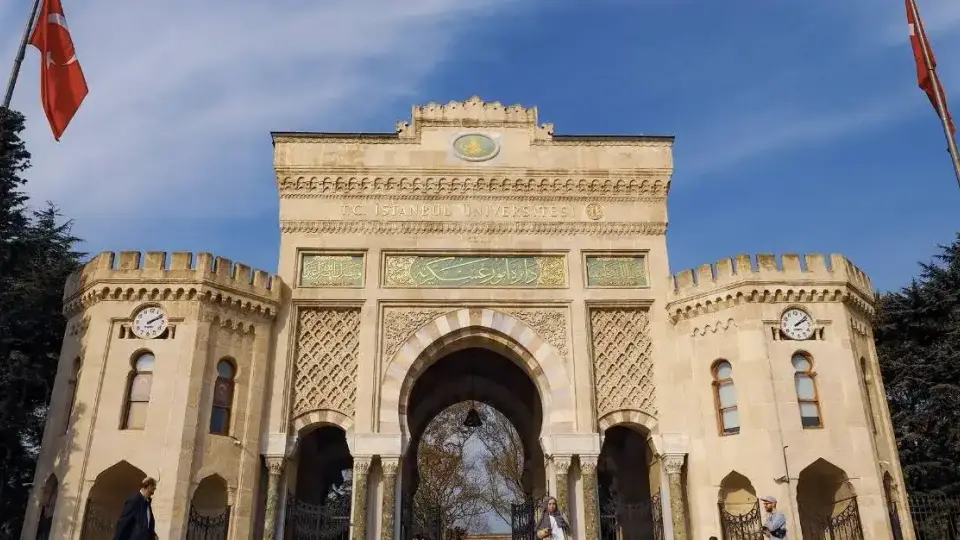 Cumhurbaşkanı Kararı ile üniversitelerde yeni fakülte ve enstitüler kuruldu, bazı birimler kapatıldı.