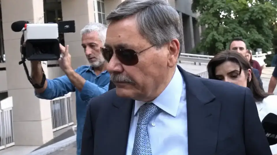 Melih Gökçek, ifade vermek için sakızla adliyeye geldi
