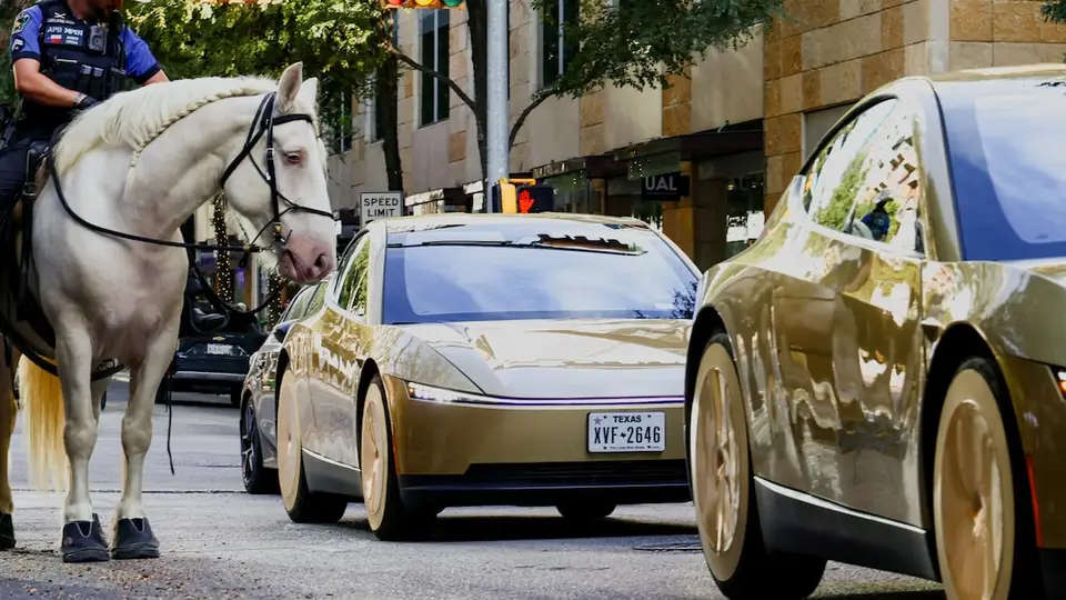 Tesla, Cybercab robotaksisini Austin'de hizmete sundu