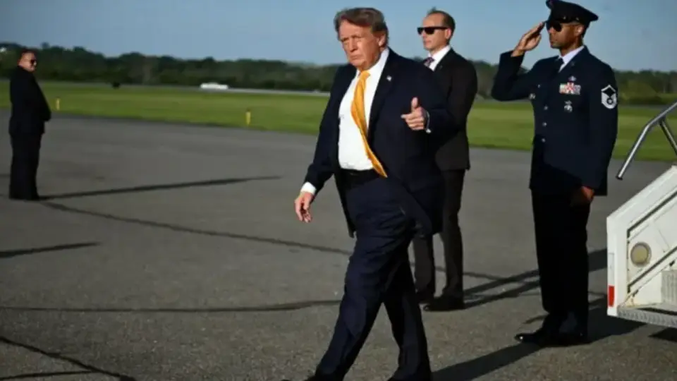 Trump saç peruk iddialarını rüzgar örneğiyle reddetti