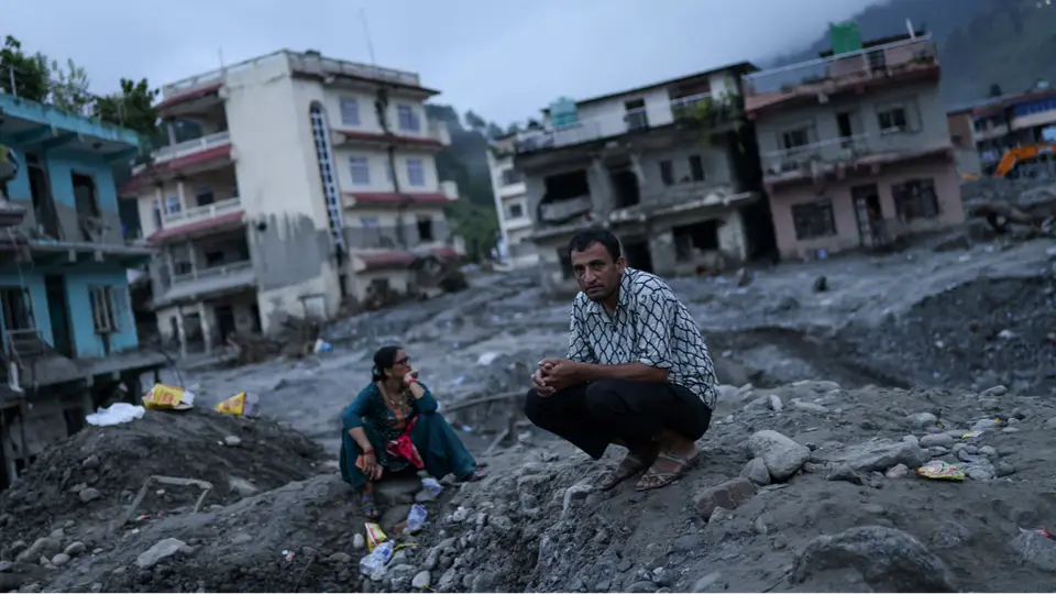 Nepal'de 55 yıllık sıcaklık rekorundan sonra buzul erdi, dağ çöktü
