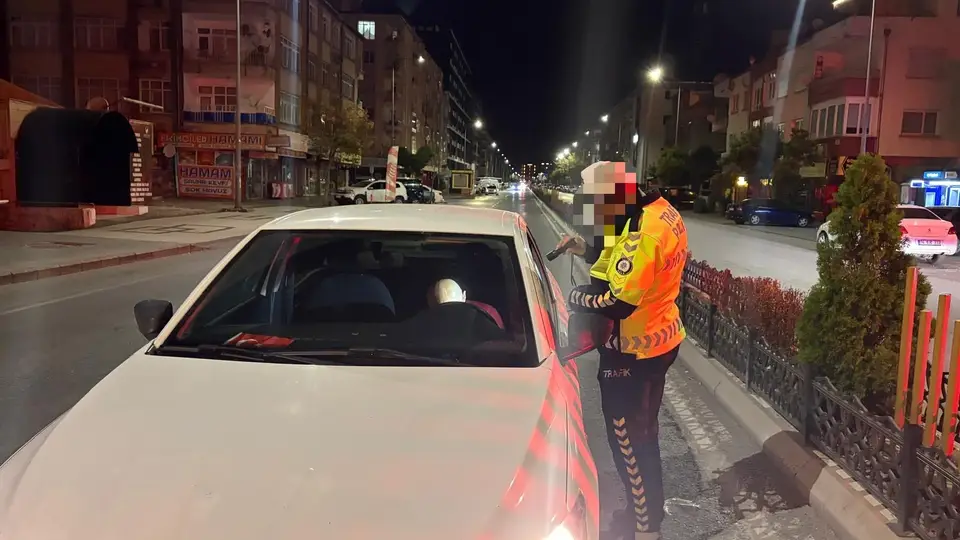 Kayseri'de alkollü sürücü yolun ortasında yakalandı, polis uyandırdı