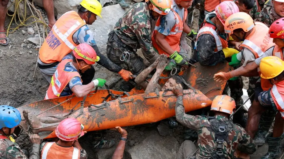 Nepal selinde tünelde mahsur kalan işçiler 9 gün sonra kurtarıldı