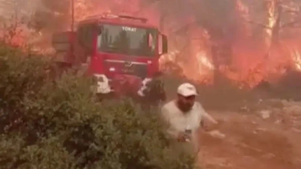 Antalya Aksu'da Ekipler Yangında Alevlerin Arasında Kaldı