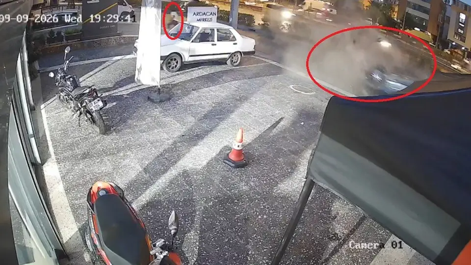 Antalya'da feci kaza: Motoru fırladı, yaya 5 saniyeyle kurtuldu