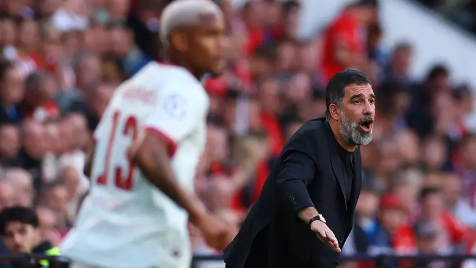 Arda Turan PSV maçında Türk hakeme tepki gösterdi