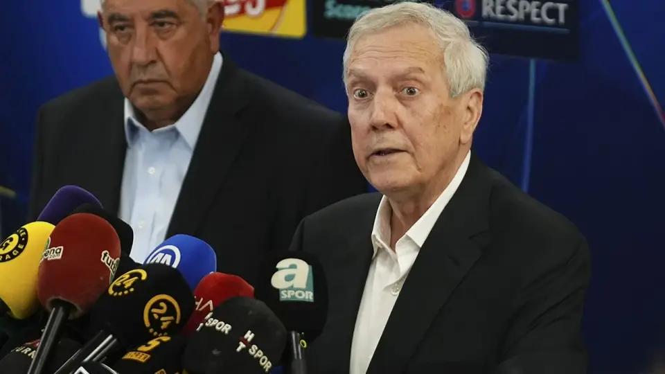 Fenerbahçe'de Kan Kaybı! Tribünlerden "Aziz Yıldırım İstifa" Sesleri Yükseldi