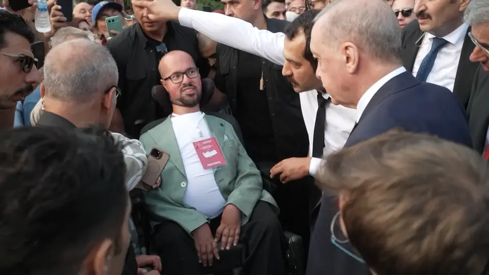 Erdoğan Samsun'da Engelli Gençin Yanına Otobüsten İndi