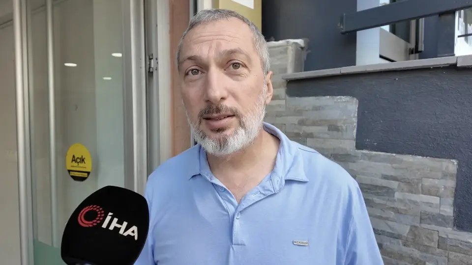 Arnavutköy'de tabelasına sıkışan kedi emlakçı tarafından kurtarıldı