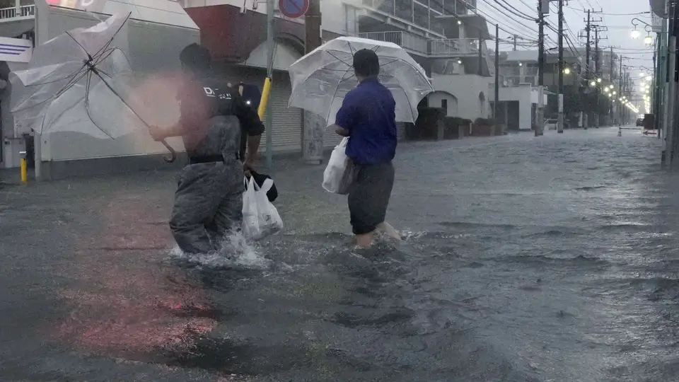 Japonya'da Dujuan Tayfunu nedeniyle 1.9 milyon kişiye tahliye uyarısı