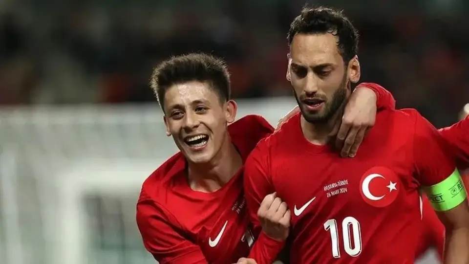 A Milliler Uluslar Ligi Devler Sahnesinde: Hakan Çalhanoğlu’ndan Arda Güler’e Jest!