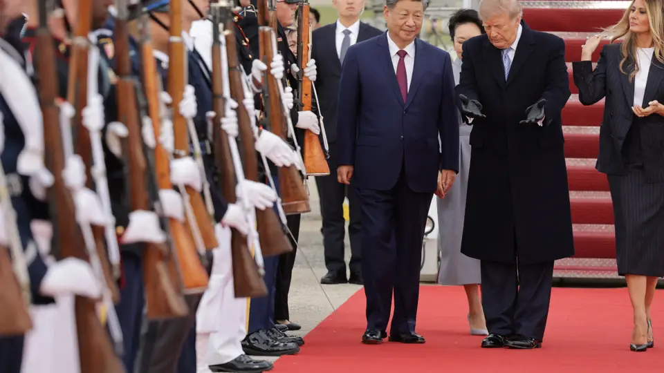 64 yıl sonra bir ilk: Trump Şi'yi uçağın kapısında karşıladı