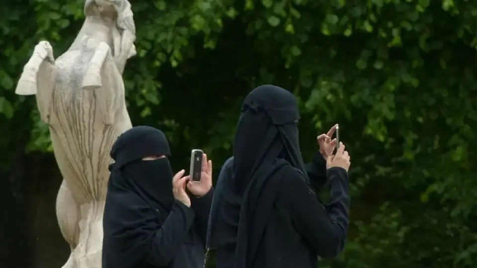İtalya'da okullarda burka ve peçe yasağı getirildi