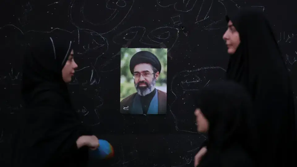 Mücteba Hamaney kaldırıldığı hastanenin bombalanmasının ardından enkazdan çıkarılmış