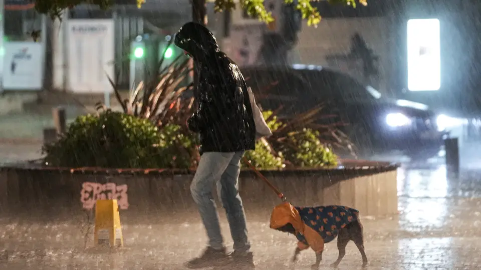 İstanbul'da kuvvetli yağış ve rüzgar gece yarısına kadar sürecek