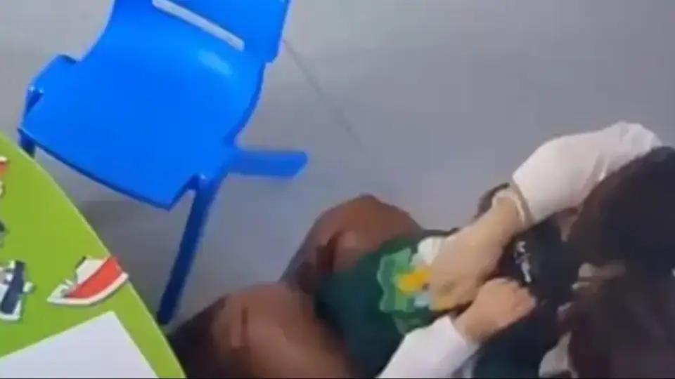 Otizmli çocuğu darbetmekle suçlanan eğitmen 'işkence' suçlamasıyla yargılanacak