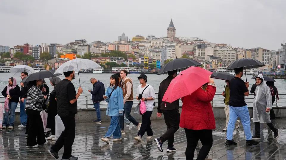 İstanbul'da Şiddetli Sağanak Yağmur: Valilik 3 İlçe İçin Uyarı Yaptı