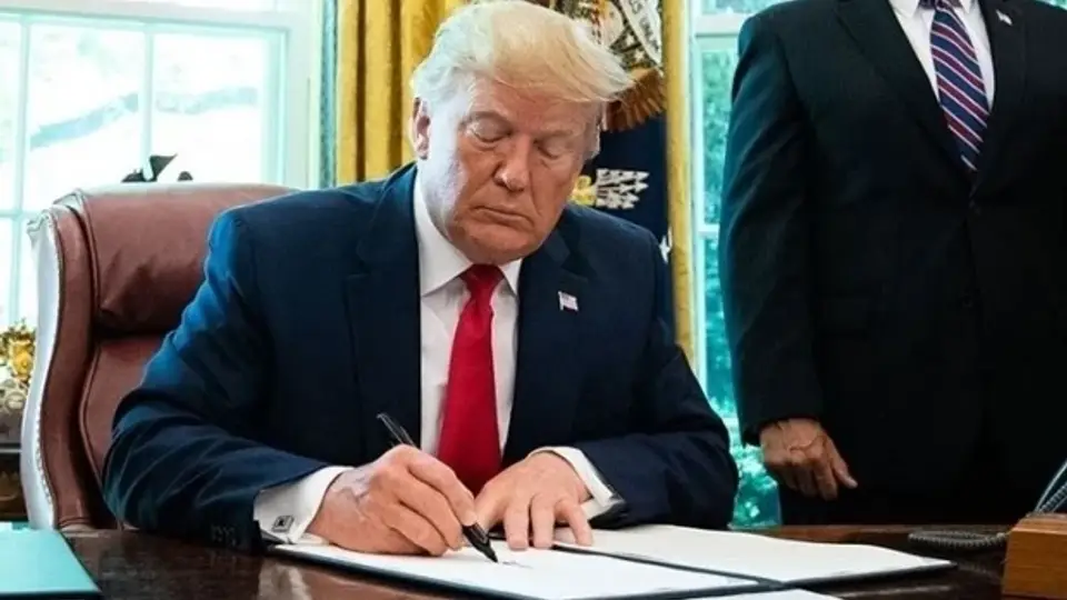 ABD Başkanı Trump, yapay zekâ (AI) yerine 'süper zekâ' (SI) terimini kullanan bir başkanlık kararnamesini imzaladı.