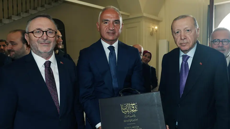 Kültür Bakanı Ersoy, Bursevî’nin 300 yıllık Rûhu’l-Beyân eserini Cumhurbaşkanı Erdoğan’a takdim etti
