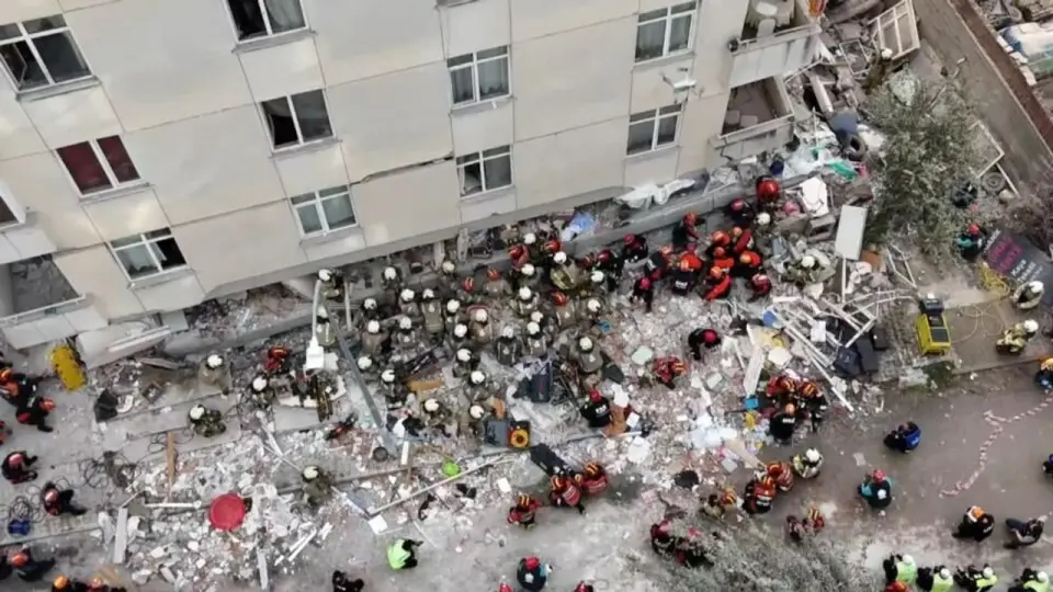 Maltepe'de çöken bina enkazında 1 kişinin cansız bedeni çıkarıldı