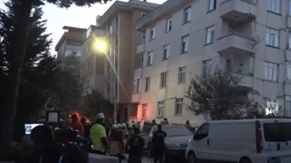 Maltepe'de 6 katlı bina çöktü!