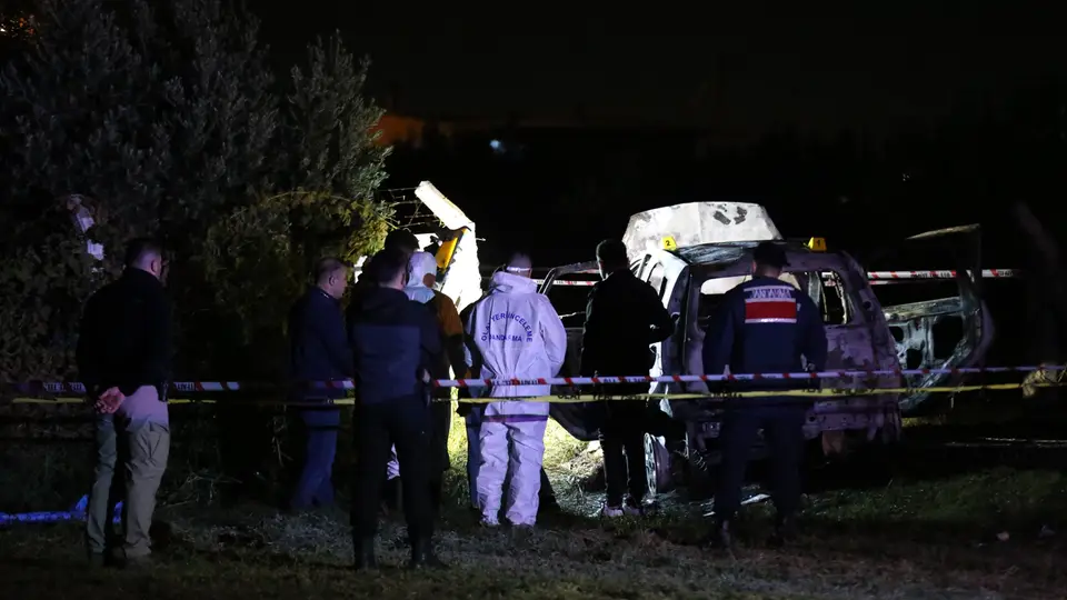 Manisa'da yanan otomobilde erkeğin cesedi bulundu