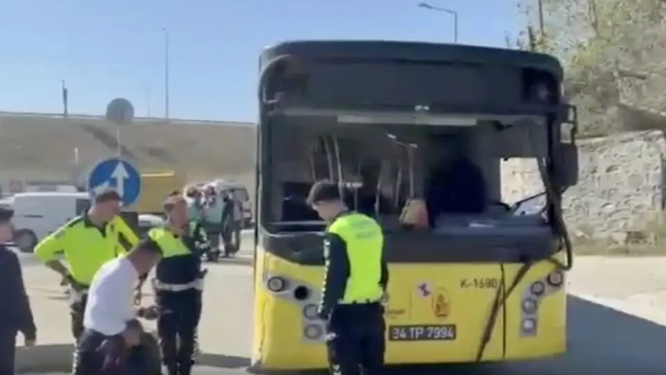 Sultangazi'de İETT otobüsü duvara çarptı, 4 yolcu yaralandı