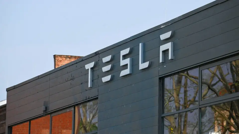 Tesla'dan dikkat çeken karar: Tam otonom sürüşün adını değiştirdi