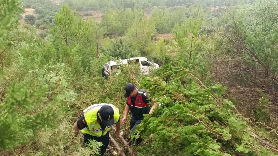 Mersin'de minibüs devrildi: 17 yaralı