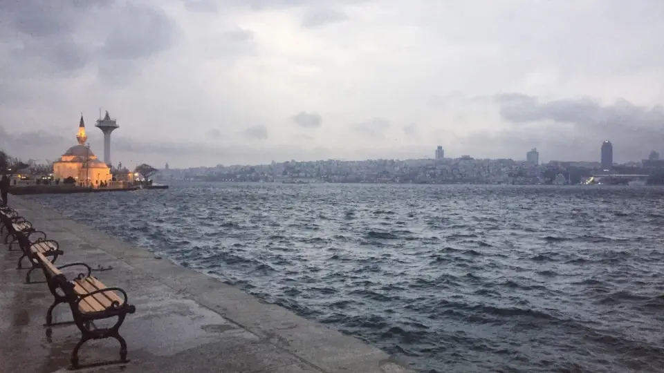 İstanbul'da fırtına ve sağanak uyarısı: 12 ilçede yağış kuvvetli